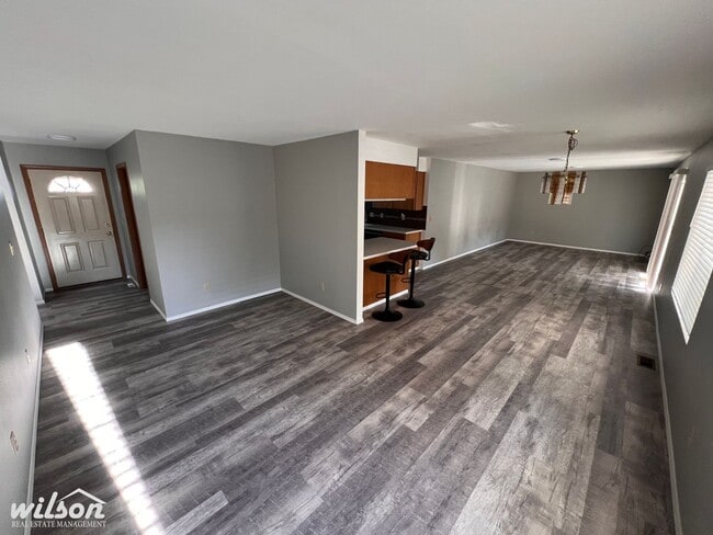 Building Photo - PRICE DROP ! Spacious 3 Bed / 2 Bath Home ...