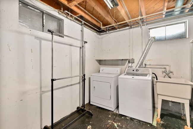 Building Photo - 7048 Lipan St