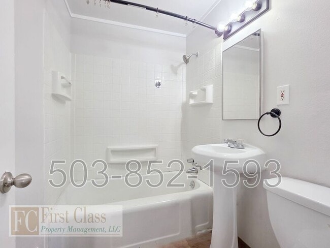 Building Photo - 5325 SE Reedway St