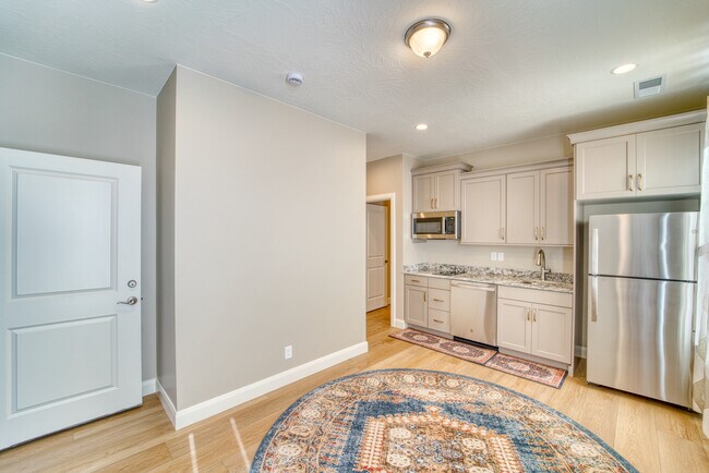 Building Photo - 1544 N Daylight St