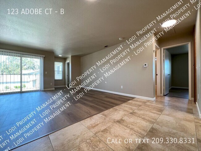 Building Photo - 123 Adobe Ct