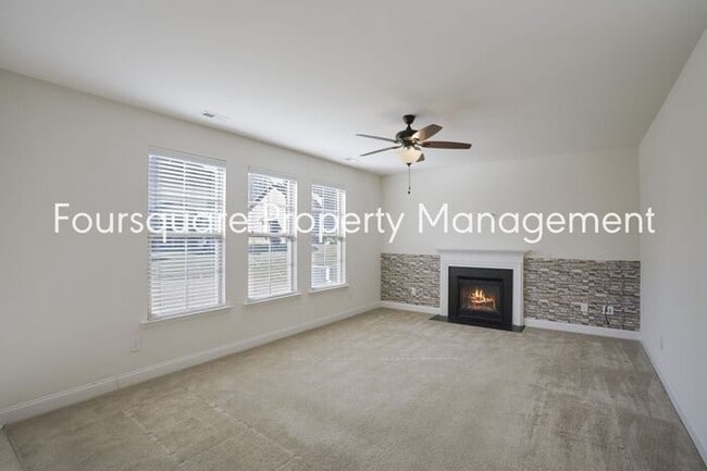 Building Photo - Spacious Single-Family Home with Open Floor Plan, Loft & Two-Car Garage – In the Popular Arrowhea...