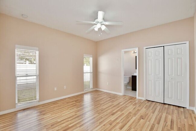 Building Photo - Spacious 4/2 Home with a Large Fenced Backyard and a 2 Car Garage Located in Buena Ventura Lakes ...