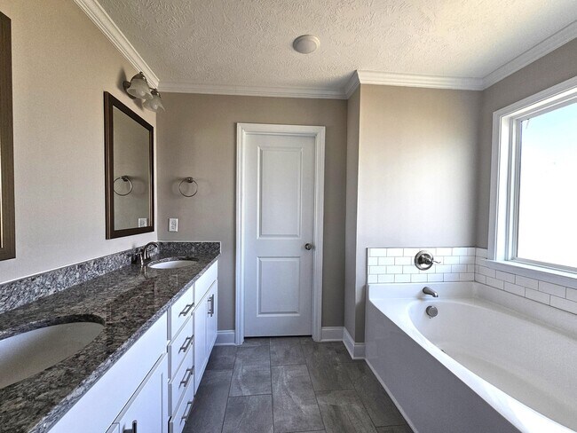 Building Photo - 710 Navan Ln