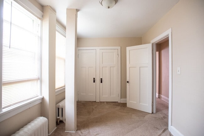 Building Photo - $1045– 1 BR, 1 BA Apartment, Heat Included - 1603 N Van Buren