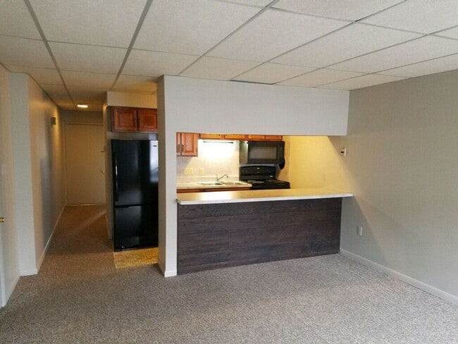 Building Photo - 613 W Broadway