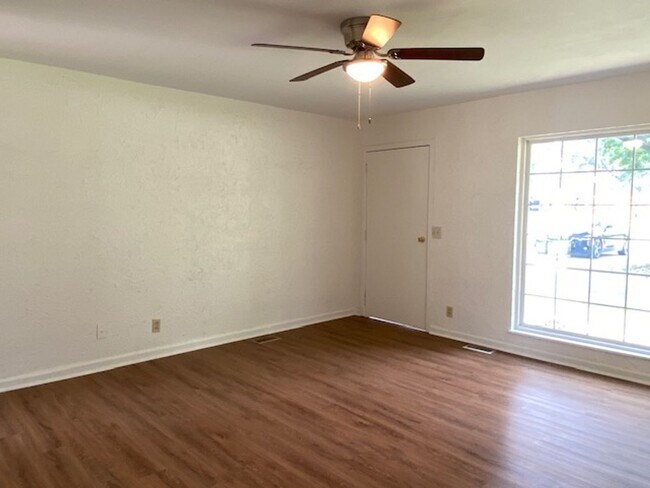 Building Photo - Three Bedroom, 1.5 Bath Home with Garage, Large Backyard!!
