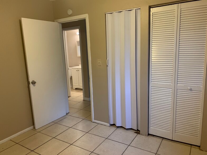 Building Photo - 10008 N Lantana Ave