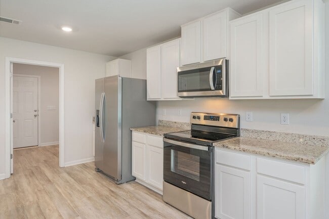 Building Photo - AVAILABLE NOW | BEAUTIFUL 5 BEDROOM, 3 BATH HOME IN MILTON WITH LARGE BACK YARD