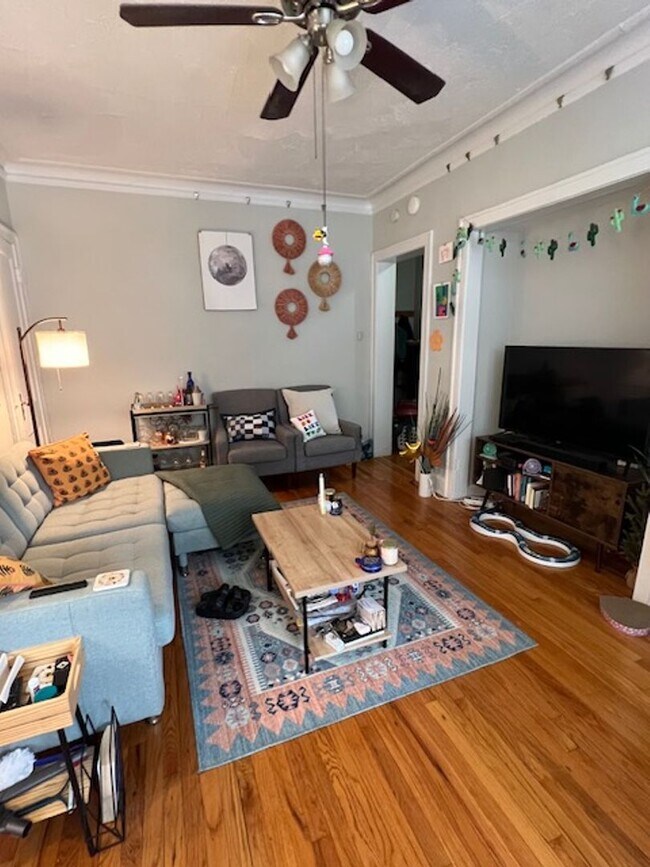 Building Photo - Large, Evanston 1BR! Heat Included - Elmwo...