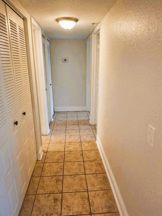 Building Photo - 105 Lake Emerald Dr