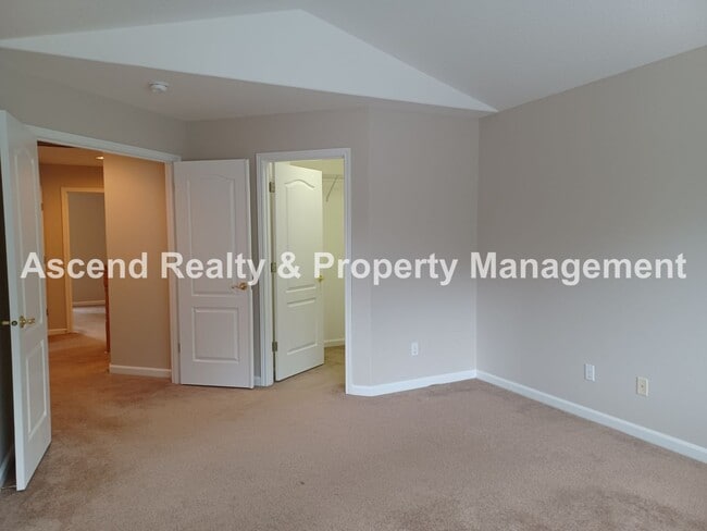 Building Photo - Gorgeous Updated Murrayhill Area 4 Bed on ...