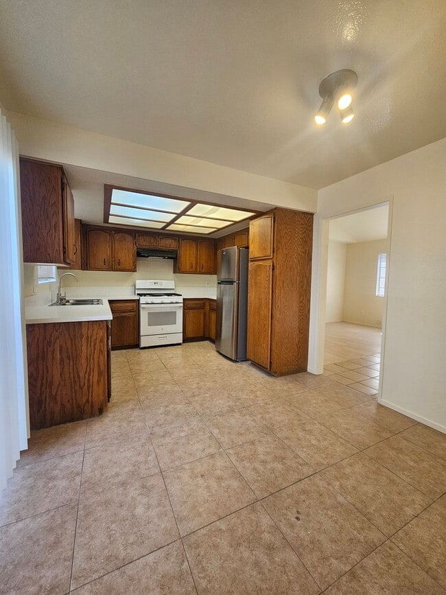 Building Photo - 12th St Omid