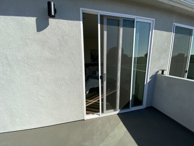 Building Photo - 3042-3044 J St