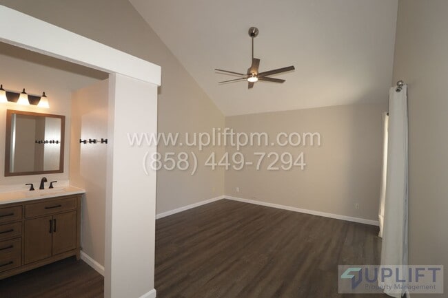 Building Photo - 3 Bedroom 2.5 Townhome A MUST SEE!!