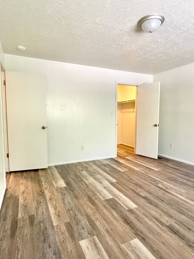 Building Photo - 222 N Pingree Ave
