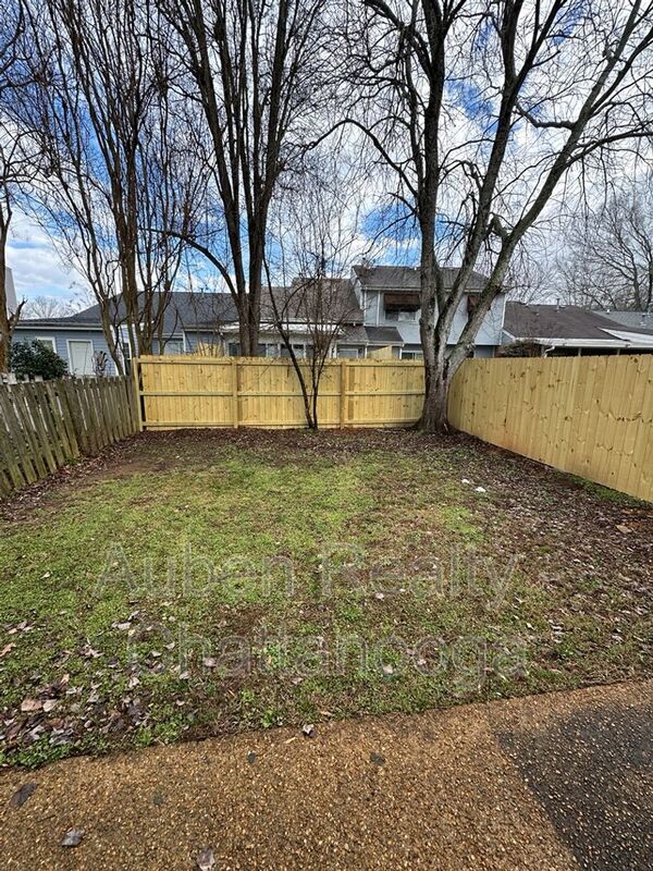 Building Photo - 1317 Village Green Dr