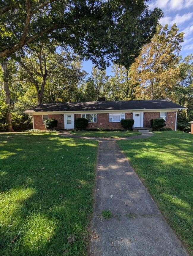 Building Photo - 2BD/1BA Duplex in Hickory