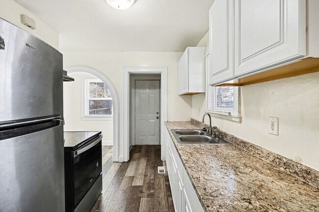 Building Photo - Beautiful 2 Bedroom 1 Bathroom house in Kansas City!