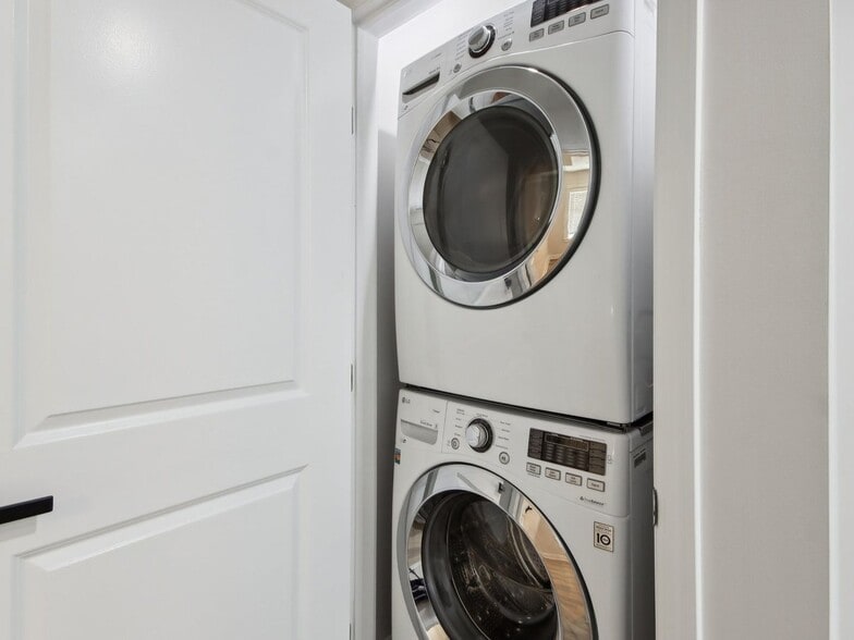 Building Photo - 1904 Calumet St