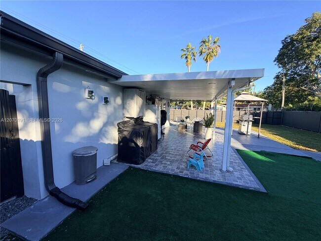 Building Photo - 8100 Taft St