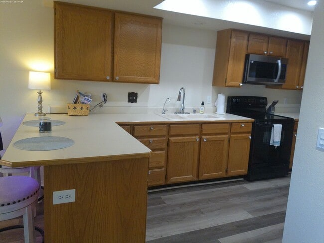 Building Photo - Beautifully designed short-term rental Or Long-Term offering comfort, style, and convenience