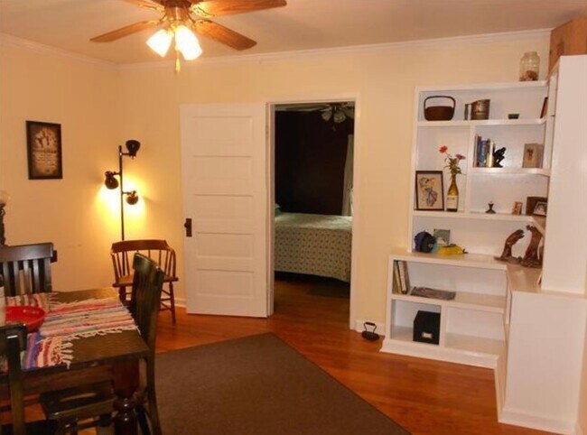 Building Photo - 2 BED 1 BATH WOODBINE COTTAGE