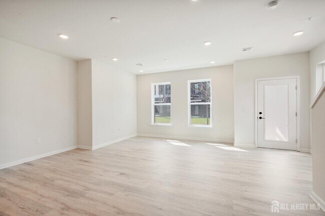 Building Photo - 628 Sadie Cir