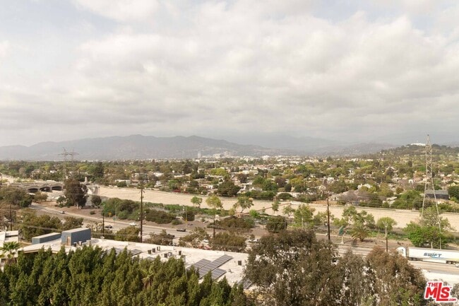 Building Photo - 2753 Waverly Dr