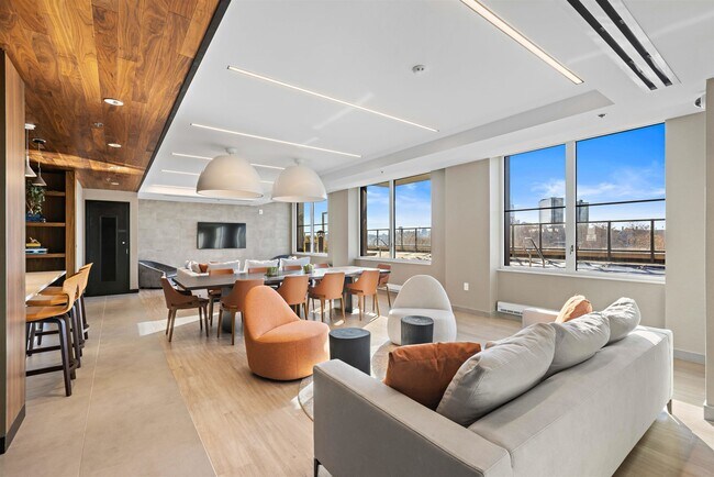 Building Photo - 1000 Maxwell Ln