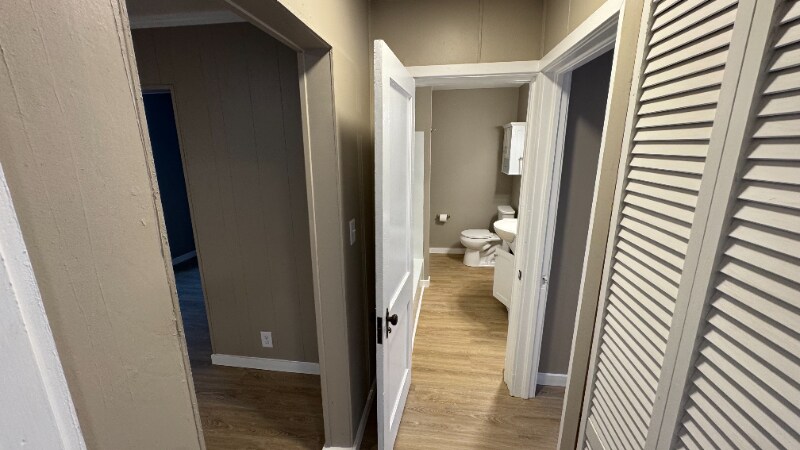 Building Photo - 404 W 5th St