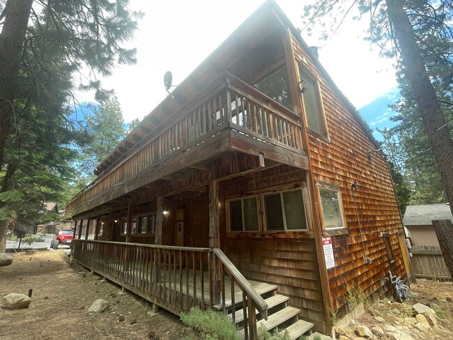 Building Photo - 3bed 2.5bath Lodge Style Duplex
