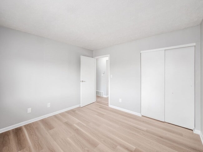 Building Photo - 105 W 8th Ave