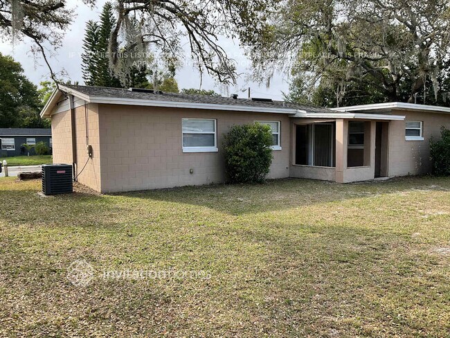 Building Photo - 2401 Driftwood Dr