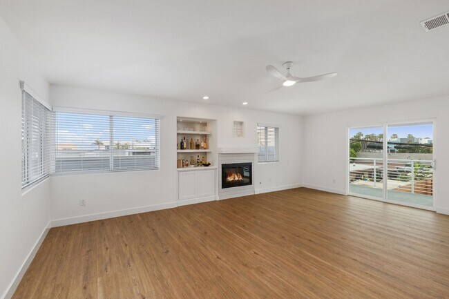 Building Photo - Luxurious Coastal Retreat with Stunning Oc...