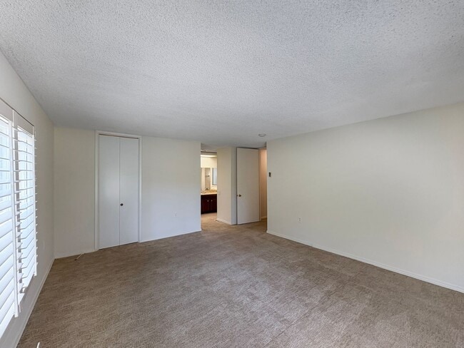 Building Photo - Spacious 2B/2.5BA Townhome w/ Stunning Vie...
