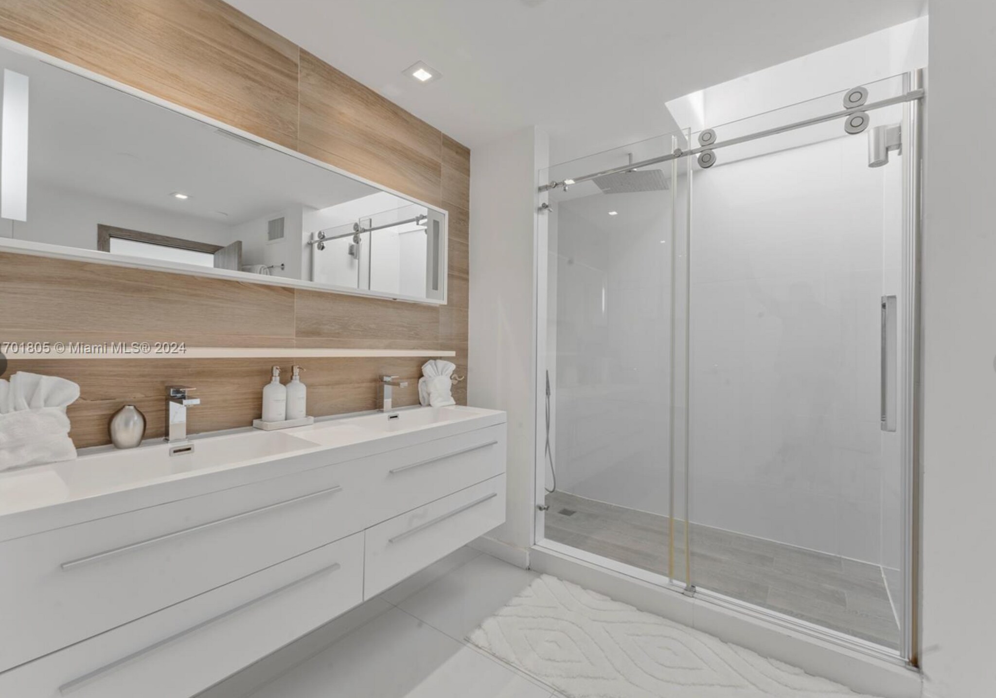 Building Photo - 7504 W Treasure Dr