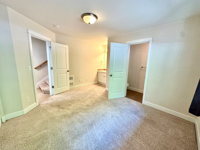 Building Photo - Spacious 3bed/3.5bath Townhome in West Sea...