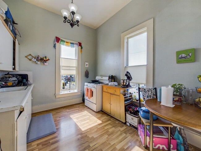 Building Photo - L 597