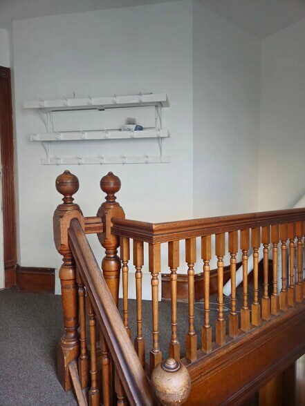 Building Photo - 912 E 2nd St