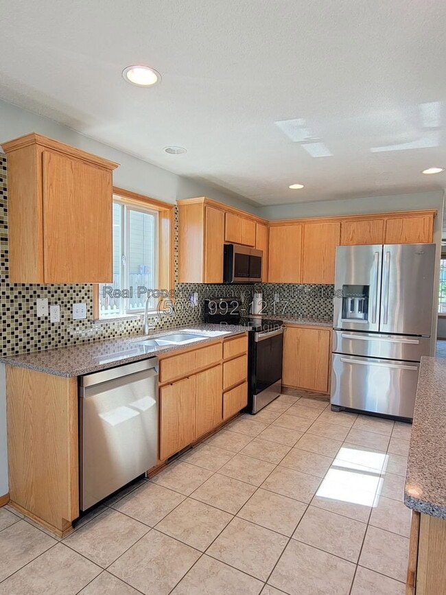 Building Photo - 476 Satus St