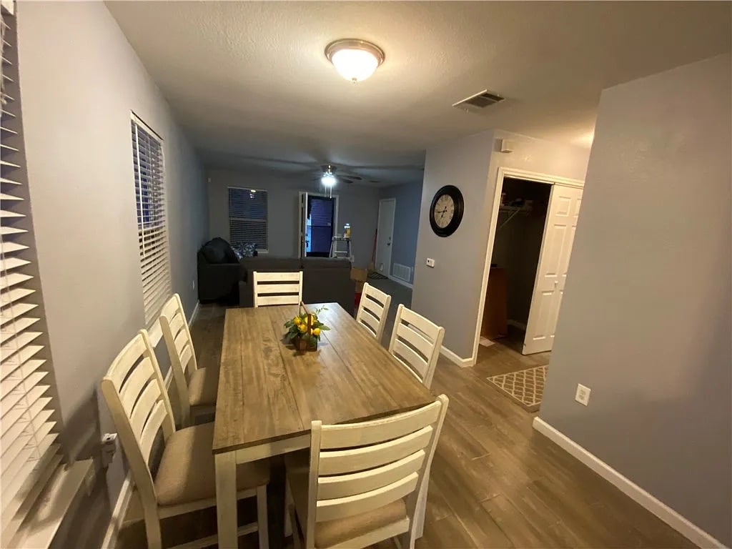 Building Photo - Room in House on Dittmar Oaks Dr