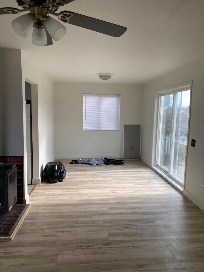 Building Photo - 2205 Oak Ave