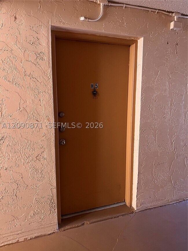 Building Photo - 7200 Fairway Dr