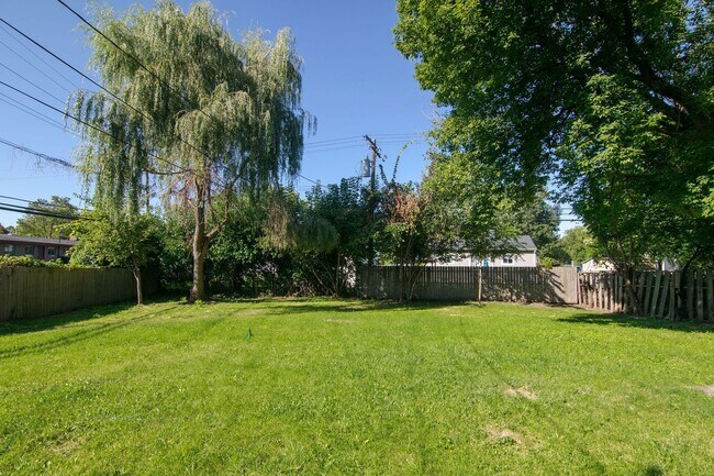 Building Photo - 2420 N Circle Dr