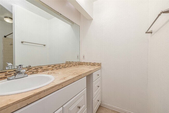 Building Photo - 16778 Glen Eagle Dr N