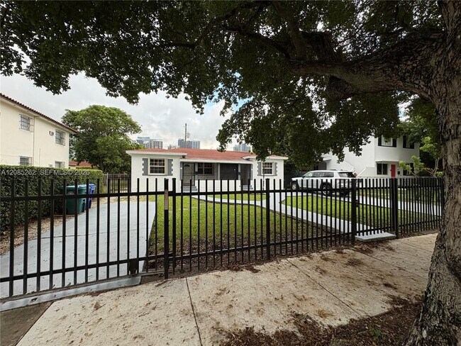 Building Photo - 931 SW 6th Ave