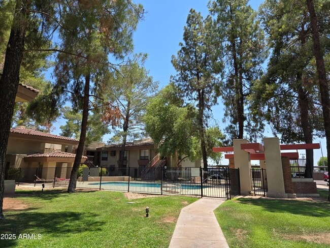 Building Photo - 5035 N 10th Pl