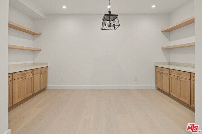 Building Photo - 306 S Anita Ave