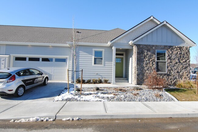 Building Photo - 1712/1714 Danny Boy Ln. Duplex